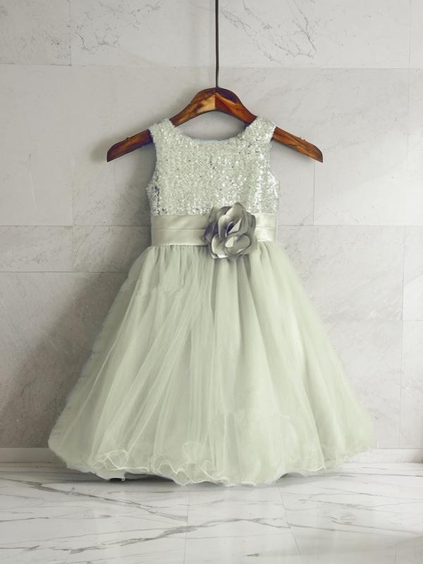 A-line Princess Sparkling Scoop Sleeveless Knee-Length Tulle Flower Girl Dress With Hand-Made Flower